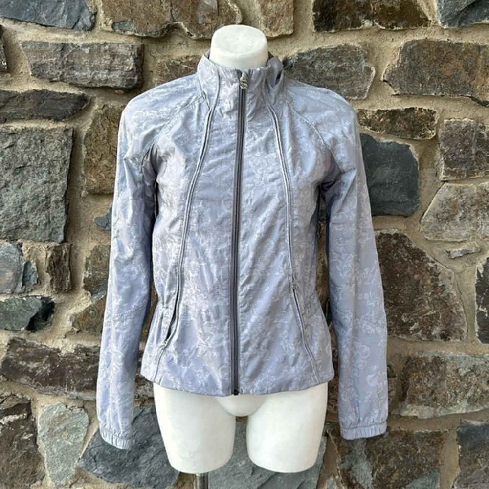 Lululemon Athletica Full Zip Run: Travel to Track Jacket in Fossil Size 6